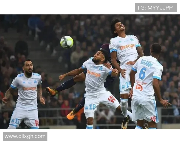 球星齐聚一堂共同合影展现足球荣耀与激情瞬间