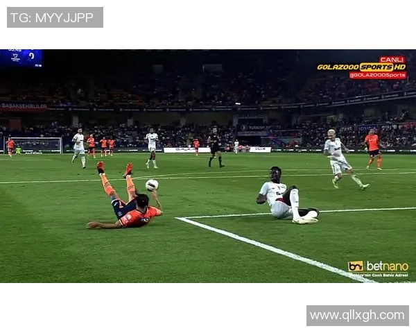 足球巨星全力起脚射门瞬间展现速度力量与激情魅力 足球巨星全力起脚射门瞬间展现速度力量与激情魅力